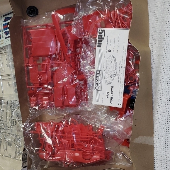 Corvette Vintage Collector Series 3 Separate Model Cars Kits (57, 75 & 8… - Picture 14 of 15